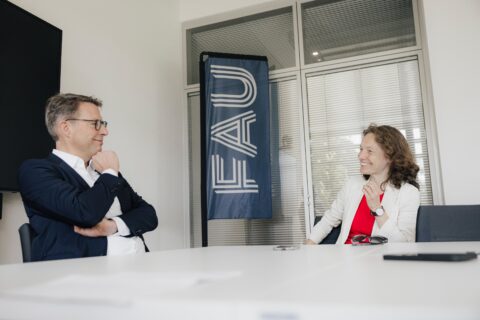 Zum Artikel "FAU Magazine: Michaela Mahlberg in conversation with State Minister Markus Blume"